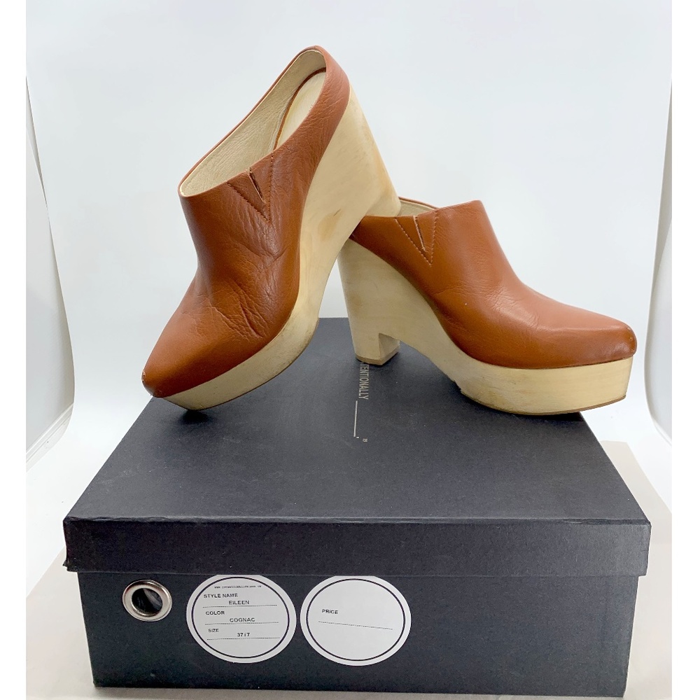 Intentionally Blank Nadia Heeled Mule Clog